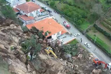 Deslizamento de terras atinge casas e causa estragos