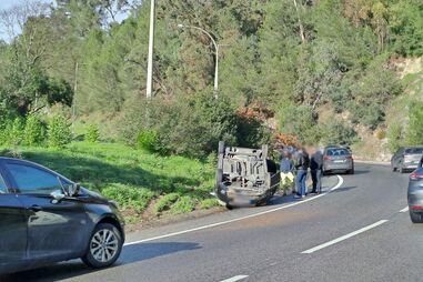 Carro capota à saída da Ponte 25 de Abril
