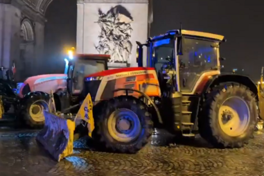 Agricultores posicionaram-se junto aos simbólicos Torre Eiffel e Arco do Triunfo, em Paris