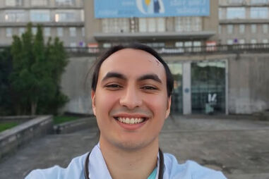 Israel Paródia abraça a profissão de médico com um sorriso