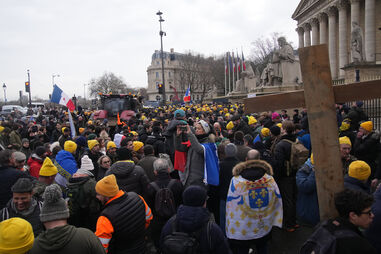 Agricultores franceses protestam contra a intenção da União Europeia de prosseguir com o acordo comercial com Mercosul 