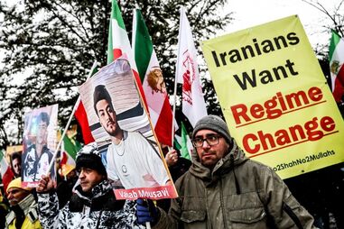 Protesto com cartazes exige mudança de regime no Irão