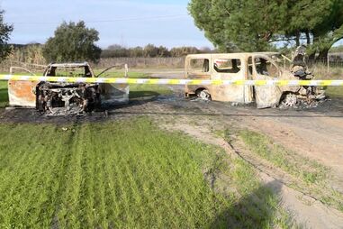 Veículos queimados isolados por fita da GNR num campo