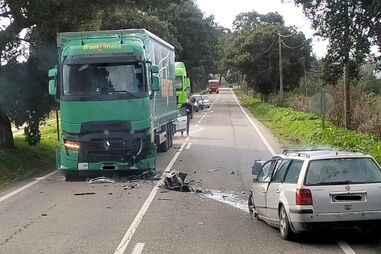 Colisão de carro com camião de mercadorias na EN118 em Alpiarça