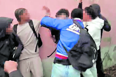 Alunos agridem colega de 14 anos e filmam em escola de Oeiras