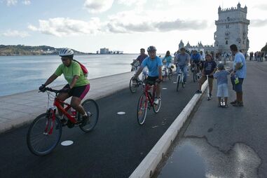 Ciclistas junto da Torre de Belém, uma das ciclovias mais procuradas em Lisboa