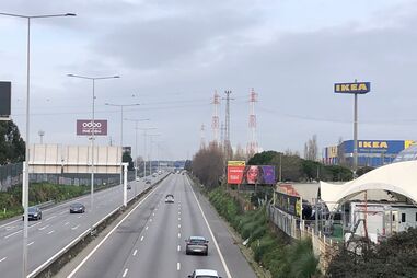 Dois homens morrem encarcerados após colisão brutal na A28 em frente ao Marshopping