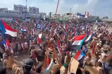 Apoiantes de separatistas saem à rua no Iémen após dissolução do Conselho de Transição do Sul 