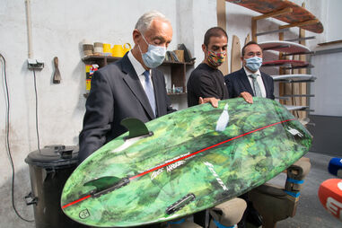 Octávio Lourenço ofereceu uma prancha de surf a Marcelo Rebelo de Sousa