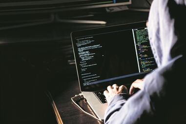 ‘Hacker’ expõe 37 portugueses inscritos no ‘Tinder nazi’