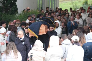 Marcelo Palma fez questão de carregar o caixão de Maycon Douglas 