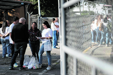 Familiares de presos políticos aguardam há vários dias a pormetida libertação