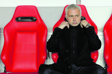 José Mourinho está a jogar encontros decisivos em janeiro e os reforços tardam a chegar 