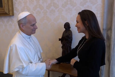 “Estou muito emocionada”: Papa Leão XIV recebe María Corina Machado em audiência surpresa