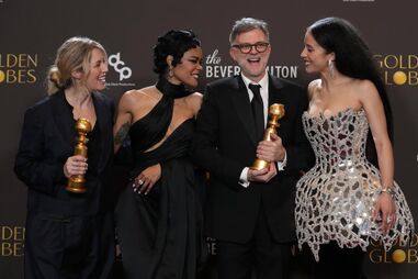 Paul Thomas Anderson com Sara Murphy, Teyana Taylor e Chase Infinity nos Globos de Ouro 2026