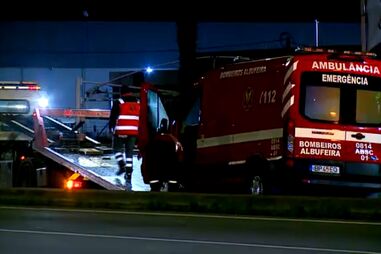 Acidente entre carro e ambulância na EN125 em Faro