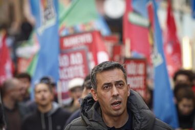 CGTP protesta contra pacote laboral e entrega abaixo-assinado