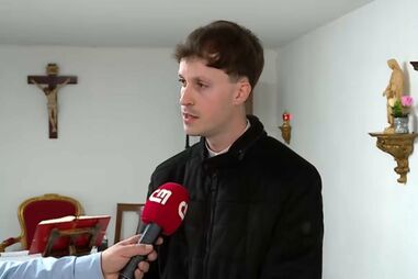 “Não é o dono da minha casa”: Padre não reconhecido pela igreja que celebra missa dentro da habitação responde a bispo