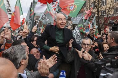 Marques Mendes em campanha política com apoiantes e bandeiras