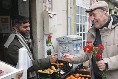 Candidato às eleições presidenciais, António Filipe, durante uma ação de campanha em Almada, Setúbal