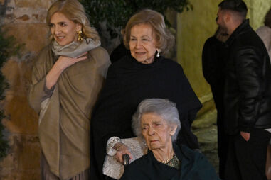 Rainga Sofía com a filha Cristina e a irmã, Irene