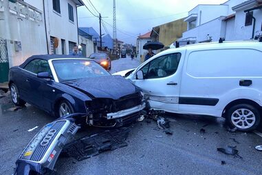Dois feridos após colisão entre dois carros em Oliveira de Azeméis