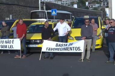 Taxistas protestam contra autocarros turísticos no porto de navios de cruzeiro no Funchal