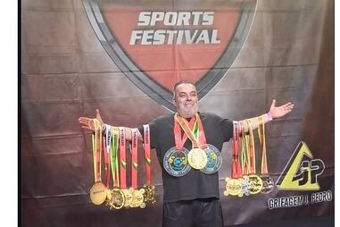 António Guerreiro exibe as medalhas dos campeões que ajudou