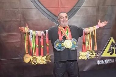 António Guerreiro exibe as medalhas dos campeões que ajudou