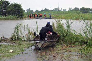 Inundações em Moçambique: equipas de resgate ajudam pessoas em barcos