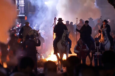 Cavalos saltam por entre chamas durante ritual em honra de Santo António em Ávila