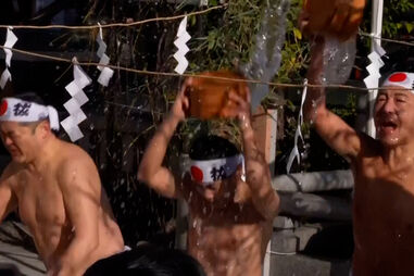 Coragem em Tóquio: dezenas enfrentam águas geladas durante festival tradicional