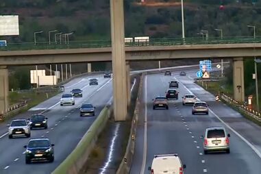 Quatro feridos em despiste de carrinha na A22 em Albufeira 