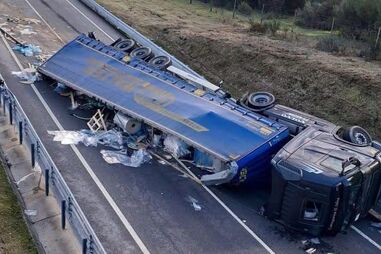 Camião tombou no IC5, e ocorreu um derrame de combustível 