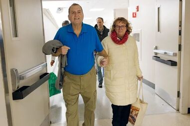 Tim Andrews e a mulher no hospital