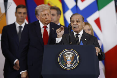 Primeiro-ministro do Paquistão discursa ao lado de Donald Trump