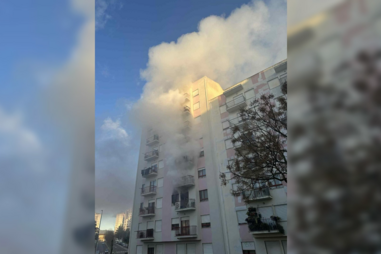 Um morto em incêndio em prédio de oito pisos em Alenquer. 11 pessoas foram transportadas para o hospital