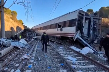 Autoridades receiam encontrar mais corpos após colisão de comboios em Espanha 