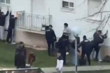 Momento em que GNR identifica cerca de 20 jovens na Lousã após confrontos 