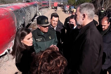 Reis de Espanha visitam local do acidente de comboios em Córdoba 