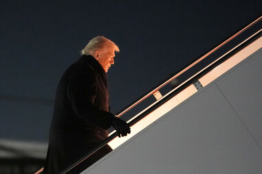 Donald Trump embarca no Air Force One para participar do Fórum Económico Mundial em Davos