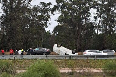 Três feridos ligeiros em colisão com capotamento na A2 em Palmela