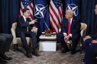 Presidente Donald Trump (à direita) num encontro com o secretário-geral da NATO, Mark Rutte (à esquerda)