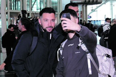 Francesco Farioli posa com adeptos antes da partida de hoje com o Plzen da 7.ª jornada da Liga Europa