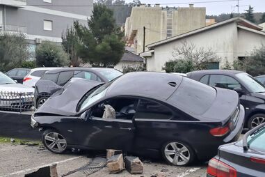 Despiste em Braga: viatura danificada após embater contra muro