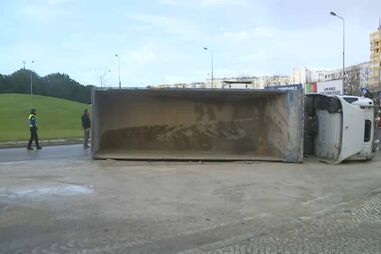 Camião despista-se e tomba em Almada