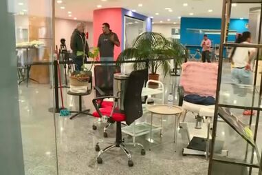 Lojas inundadas no Mercado Municipal de Rio de Mouro causam prejuízos