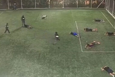 Equador em choque: homens armados disfarçados de polícias invadem relvado e matam três pessoas