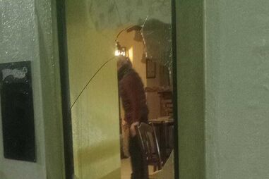 Vidro de restaurante vandalizado