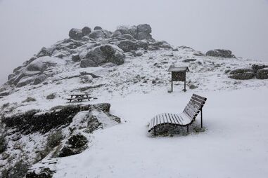 Depressão Ingrid provoca neve, acessos cortados e derrocadas em Viseu, Porto, Vila Real e Braga